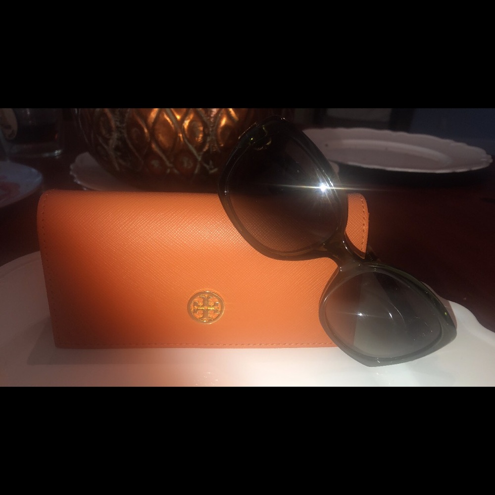 Tory Burch Green Sunglasses 🐆 - Picture 8 of 8